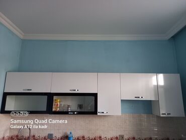 metbex mebel: Ağ və qara rənglərdə olan bu asma mətbəx şkafları mətbəxiniz üçün