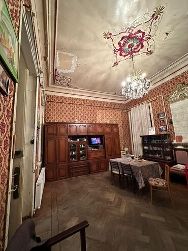 Binalar: Tarixi mərkəzdə yerləşən küçə mənzərəsi olan kommersiya obyektləri və — 17