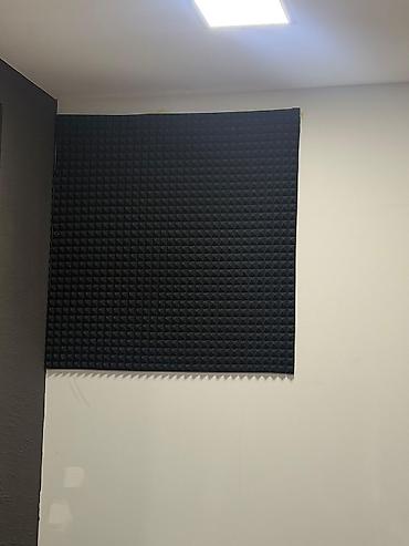 yapışqan panel: Səsuducu akustik panel – piramida formalı, qara rəngdə. Divara — 1
