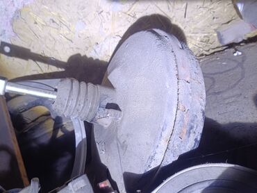 Скутеры: Мопед красного цвета с черными и серыми акцентами. Оснащен передней — 2