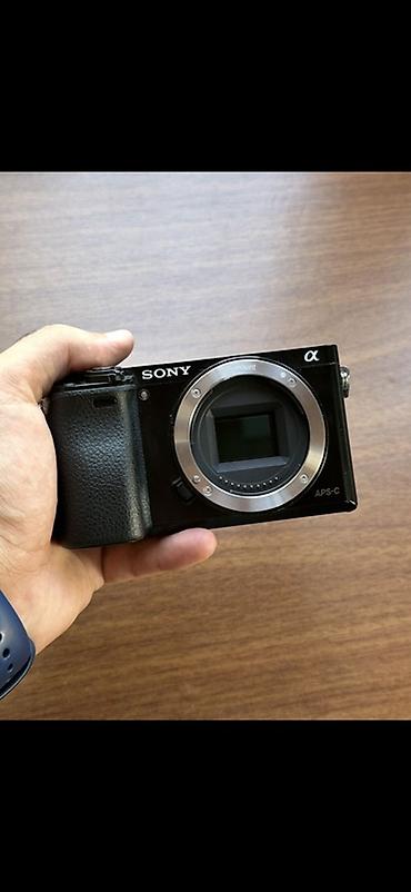duymə kamera: İdeal vəziyyətdə Sony A6000 seriyasına aid fotoaparat. 16-50mm lens və — 1