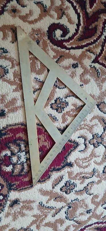 lövhələr: Böyük ölçülü riyazi/çertyoj üçbucağı (45°-tipli). - Material: qalın — 2