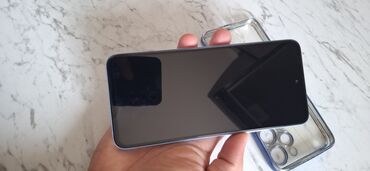 Digər mobil telefonlar: Mavi rəngli smartfon müasir dizayna malikdir. Cihazın sağ tərəfində
