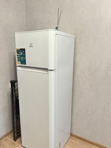 tv wifi qosmaq: Б/у 2 двери Indesit Холодильник Продажа, цвет - Белый
