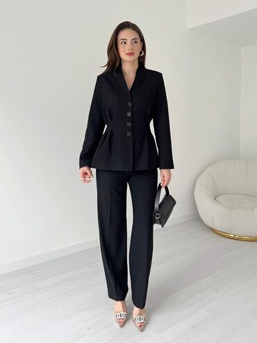 Kompleti: 💫Ženski elegantni komplet – sako i pantalone
✅3200 din — 3