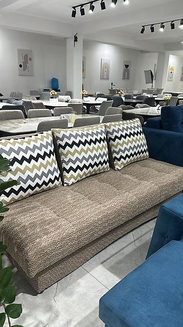 sofa: Прямой тканевый диван с тремя большими подушками - Тип: трехместный — 2