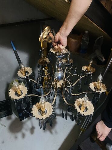 шкафчик с открытыми полками: Элегантная люстра с восемью рожками, выполненная в контрастных