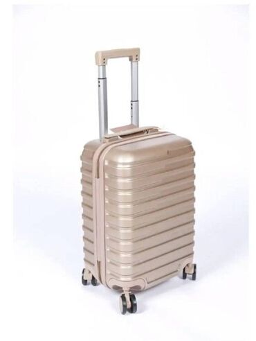 реставрация чемоданов: Чемодан размера S для путешествий на 4 колесах выполнен из