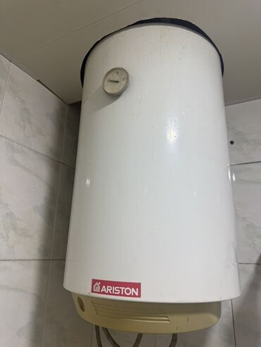 Digər su qızdırıcıları: Ariston firmasının silindr formalı su qızdırıcısı. Divara montaj üçün