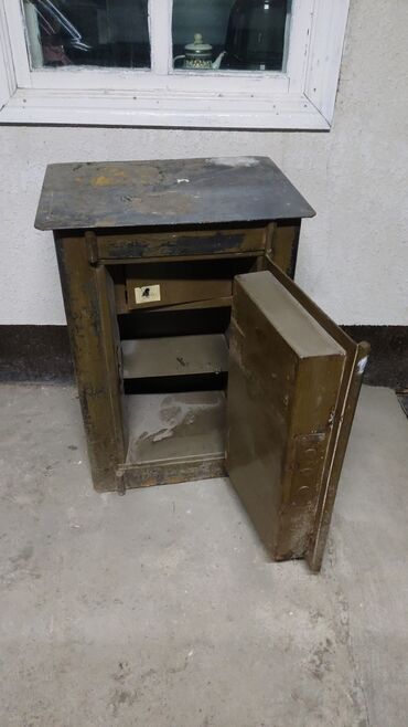 Другое оборудование для бизнеса: Продается сейф советскийпесочныйв хорошем состоянии