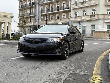 audi quattro: Toyota Camry (VII nəsil, təxminən–2014 üslubu) – sedan, qara rəng — 4