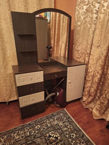 тап аз мебель бу: Salon üçun güzgü. 
50 AZN 
Yaxsi veziyyetdedi