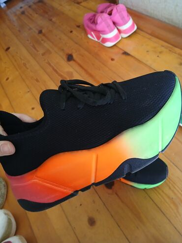 женские кроссовки adidas bounce: ENDİRİMLƏ - Üst material: nəfəsalan tor (mesh), bağlamalı - Altlıq