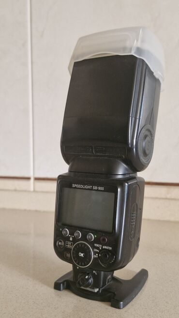 İşıqlandırma: Nikon Speedlight SB-900 modeli, yuxarı hissəsində yarı-şəffaf diffuzer