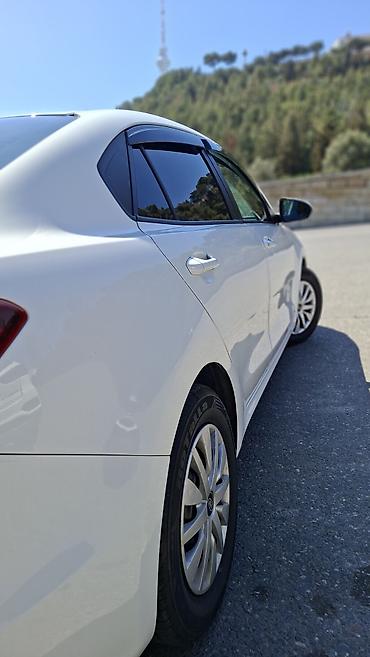 rio kia: Kia Rio sedan – ağ rəng, Azərbaycan nömrə nişanı ilə. Şəhər və uzun — 8