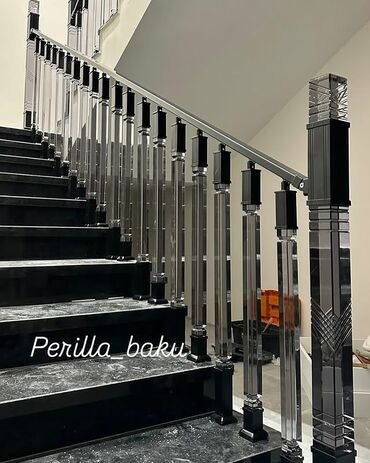 Boşqablar: Şəffaf və qara rəngli detallarla hazırlanmış bu pilləkən məhəccəri hər