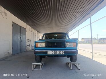 Mavi rəngli, dördqapılı sedan avtomobil. Bu avtomobil gündəlik