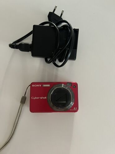 kamera adapteri: Sony Cyber-shot rəqəmsal kamera, parlaq qırmızı rəngdədir və qara