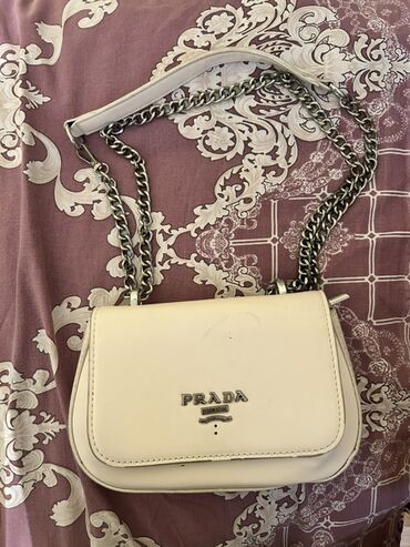 qadın trusları: Çiyin çantası, Prada