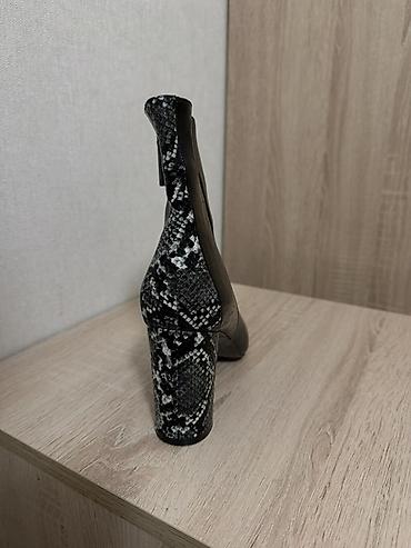 крок: Ботильоны женские, черные, с острым носком и устойчивым каблуком — 3