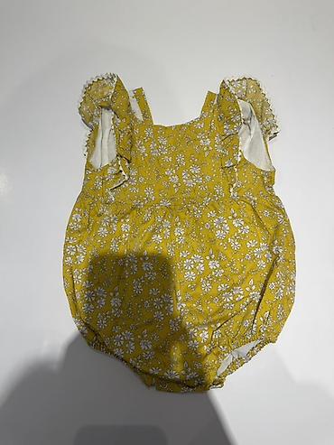 qolsuz: Uşaq tulumu – sarı rəngdə, ağ çiçək naxışlı. - Model: qolsuz, çiyin — 1