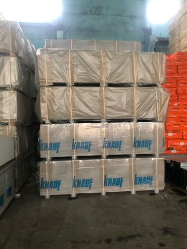 гипсовые панели на стену: Паллеты с гипсокартонными листами Knauf, готовые к отгрузке. Каждый