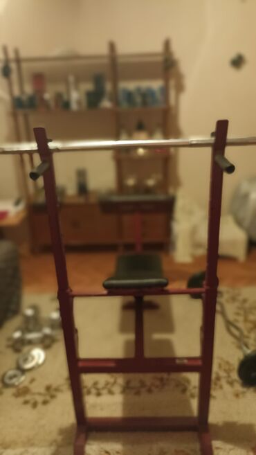 Rekviziti za vežbanje: Višenamenska klupa za vežbanje sa stalkom za šipku i setom tegova. - — 11