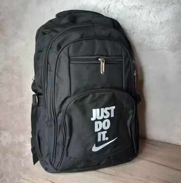 Torbe: Podeljeni unutrašnji deo + srednji i dva mala dela, skladište za piće — 3