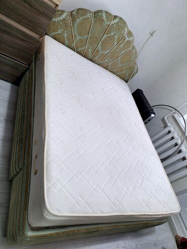 Кровати: Кровать двуспальная с ортопедическим матрасом