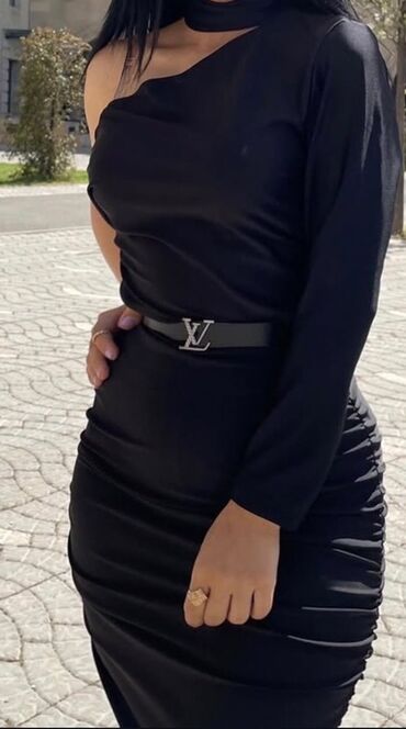 Dəstlər, kostyumlar: Ziyafət donu, Midi, Louis Vuitton, S (EU 36)
