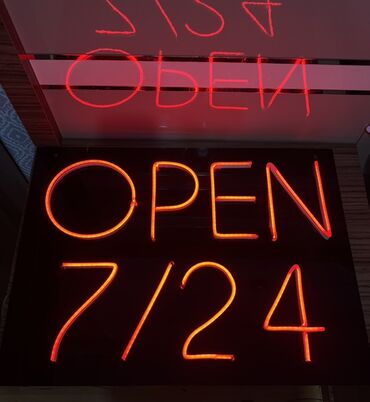 Led çilçıraqlar: Fəaliyyət göstərən müəssisələr üçün ideal olan bu neon lövhə, parlaq