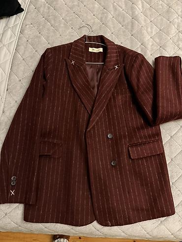 Yenı Bordo rəngli, incə şaquli zolaqlı kişi pencəyi. Klassik