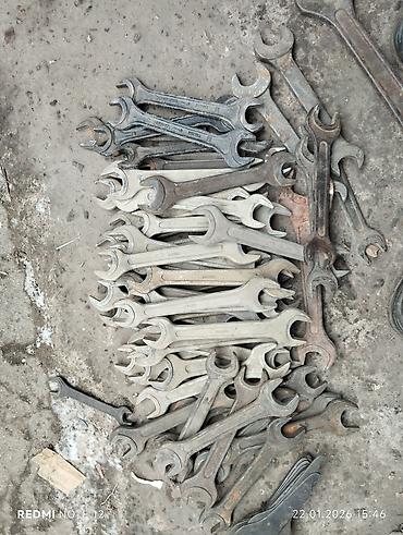 Инструменты для авто: Предлагается набор различных металлических гаечных ключей. В — 14