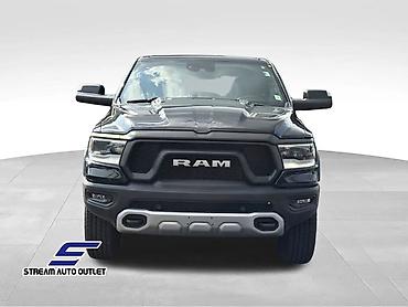 RAM 1500 — брутальный полноразмерный пикап с выразительной решеткой