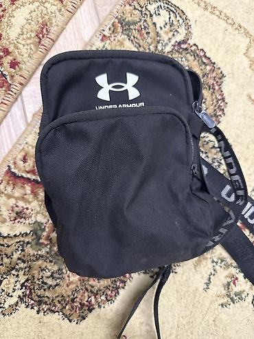 сумка гаярд: Компактная мужская/унисекс сумка на плечо Under Armour, цвет черный — 1