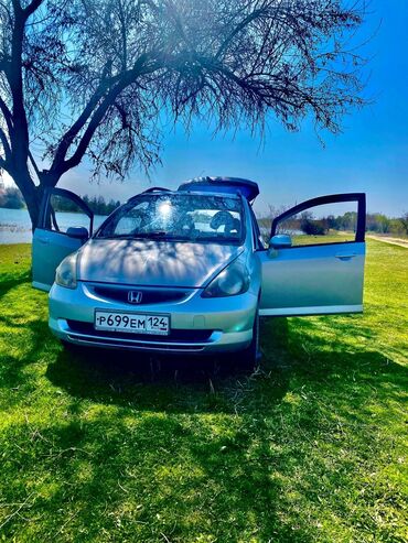 авто с последующим выкупом фит: Автомобиль Honda Fit серебристого цвета, представленный как хэтчбек с