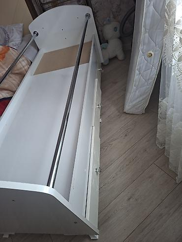 körpə kravatı: Oğlan və qız üçün, İşlənmiş, Dördbucaq, Beşik, Dəstsiz, Matras ilə, Yellənmə mexanizmsiz — 1