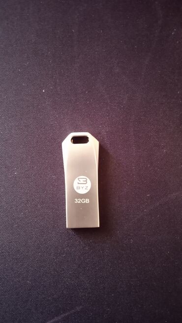 купить подставку для ноутбука: USB флешка, почти новые, 32 гигабайт, свет серебристый. Купил что бы