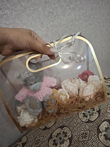 şaxta baba torbası: Hədiyyə kompozisiyası – şəffaf qızılı haşiyəli çanta qutuda oyuncaq — 3