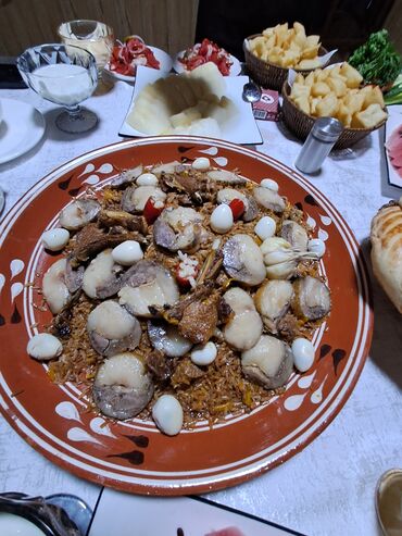 Готовые блюда, кулинария: Праздничное блюдо восточной кухни — большой плов на керамическом
