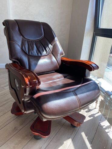 кресла офисные бу: Продаю офисное кресло, б/у. Материал натуральная кожа, дерево. Имеет