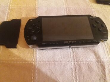 psp oyun konsolu: Psp konsun batareya və adapter yoxdu özü islekdi adaptorun varsa gel