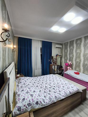 əmlak satışı saytları: 3 otaqlı geniş mənzil – müasir interyer - Geniş salon: künc divan — 10