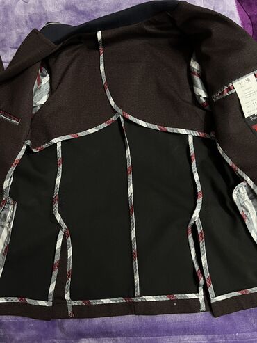 Dəstlər: Kostyum yenidir, 1 dəfə geyinilib. 10-11 yaşlı uşaqlar üçündür. 255 — 7