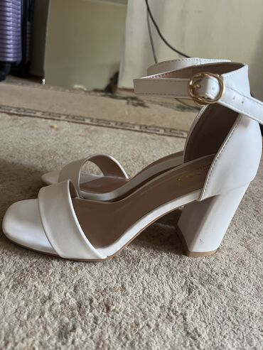 белая обувь: Продаются белые босоножки Размер 36 Надевала один раз только Брала