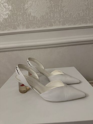 Tuflilər: Tuflilər, Charles&Keith, Ölçü: 38, rəng - Ağ, İşlənmiş