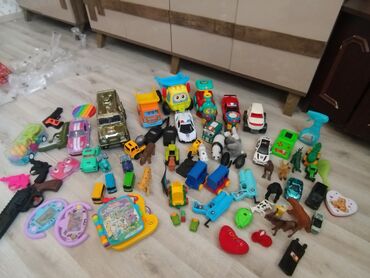 Bu dəst uşaqlar üçün müxtəlif oyuncaqlar təqdim edir, o cümlədən