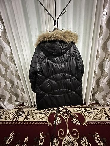 плащовка: Женская зимняя куртка-пуховик, черного цвета, удлиненная — 2