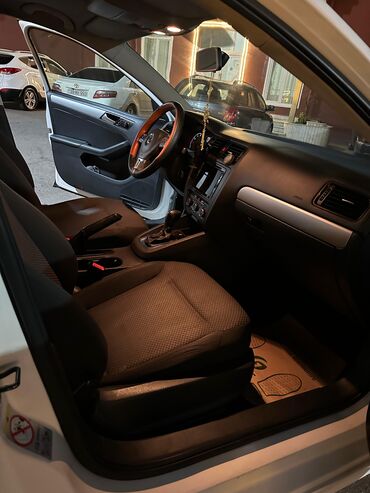 Volkswagen: Volkswagen Jetta: 0.2 l | 2012 il Sedan — 10