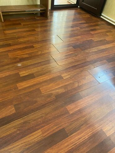 Döşəmə: Laminat döşəmə – taxta naxışlı, qəhvəyi tonlarda - Material: laminat